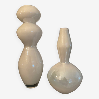 Duo de vases blancs en pâte de verre soufflée