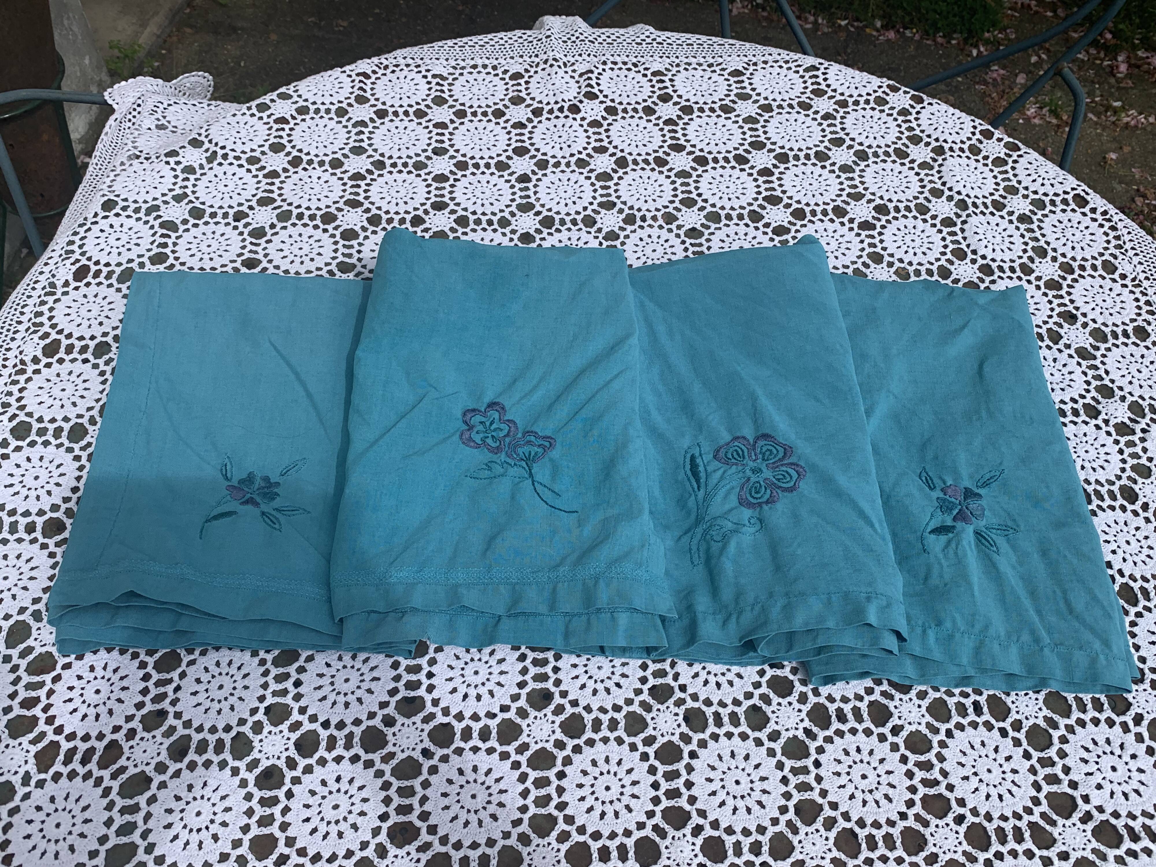 4 white linen napkins, emerald tinted, embroidered with flowers and monogrammed, old GM