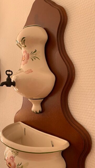 Green and pink water fountain