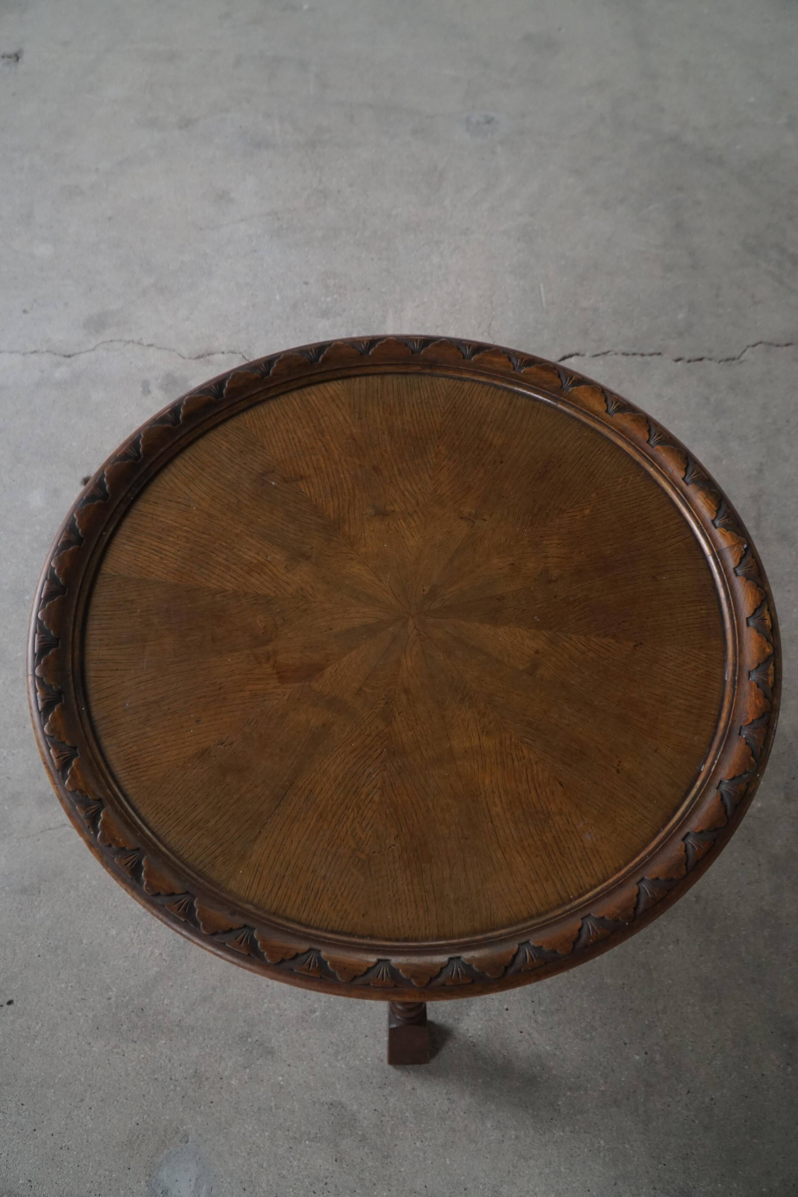 Table d'appoint moderne danoise, style baroque rond en Oak, milieu du 20e siècle