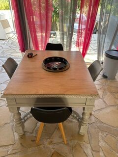 table bureau relookée style campagne chic en chêne massif