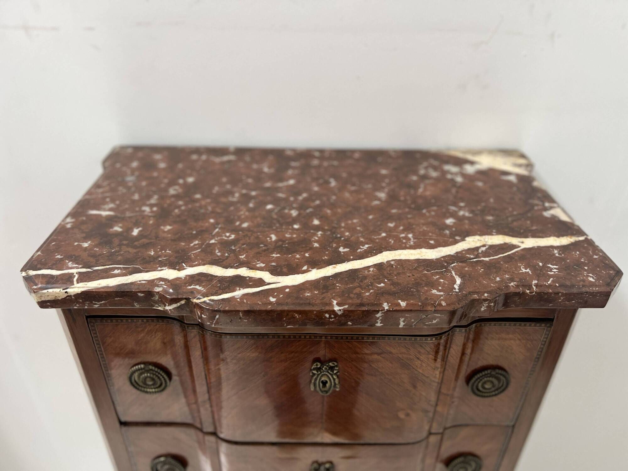 Transitional style chest of drawers in rosewood and amaranth veneer, 20th century.