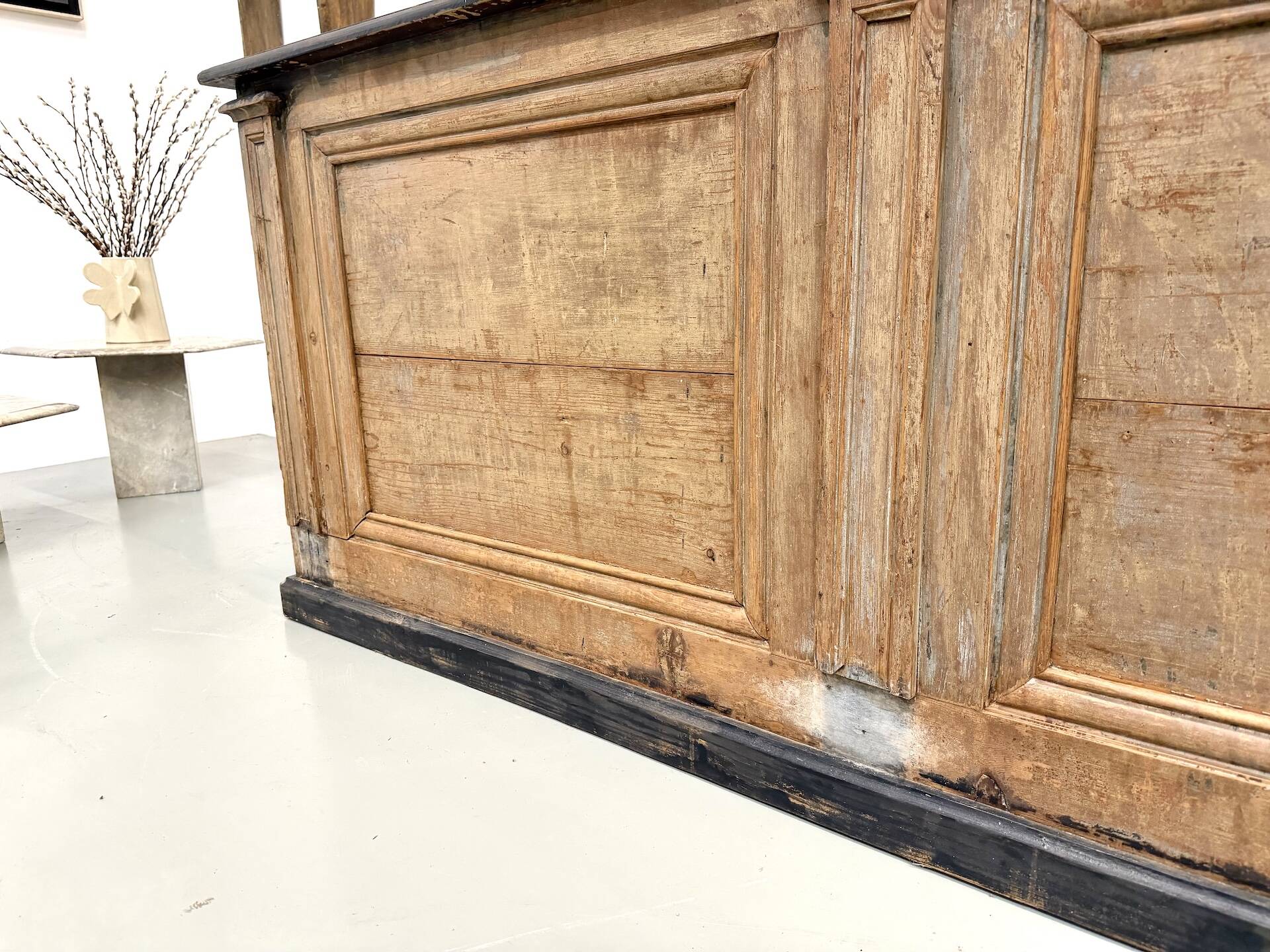 Grand Counter of Old Commerce in Pine