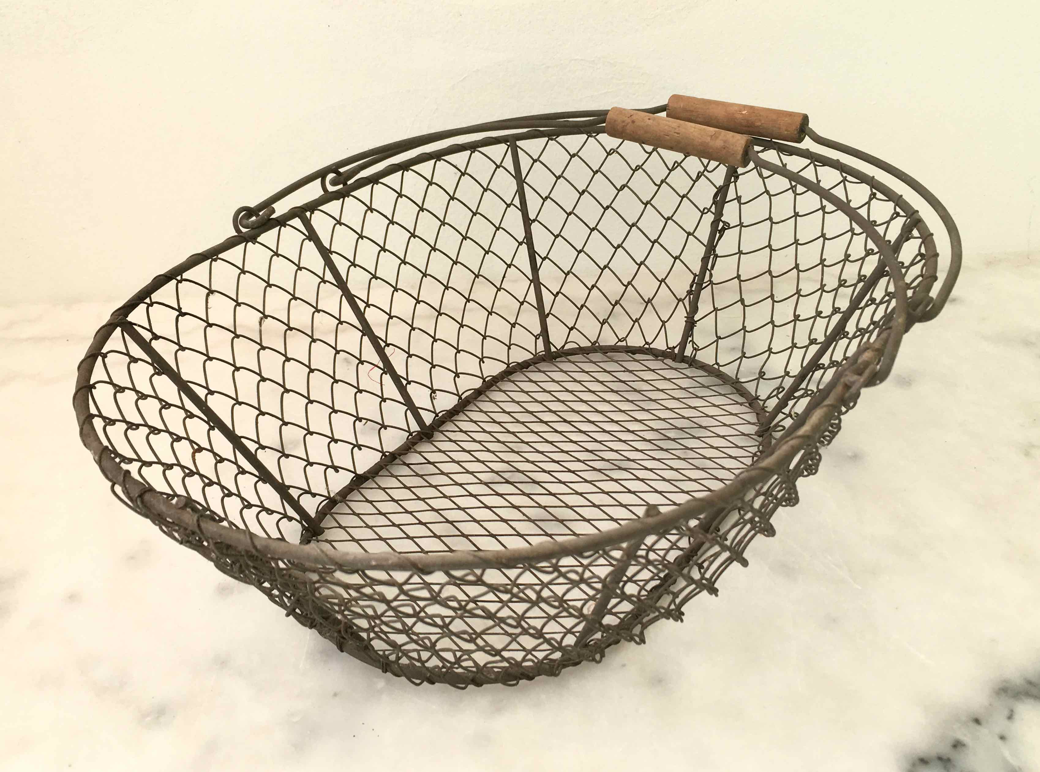 Basket in wire mesh and wood