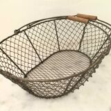 Basket in wire mesh and wood