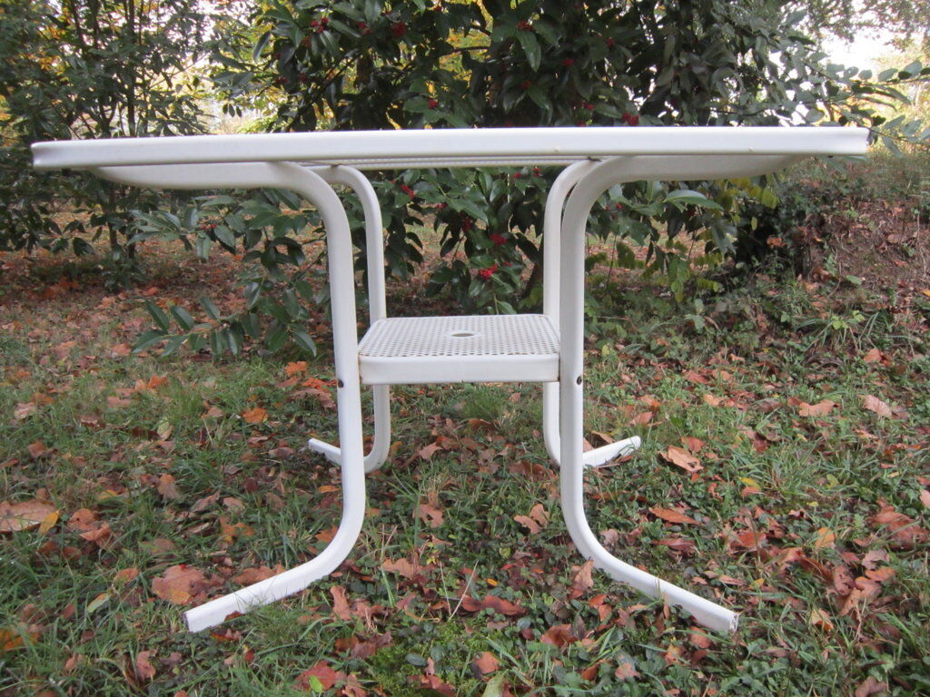 Table de jardin en métal perforé Emu