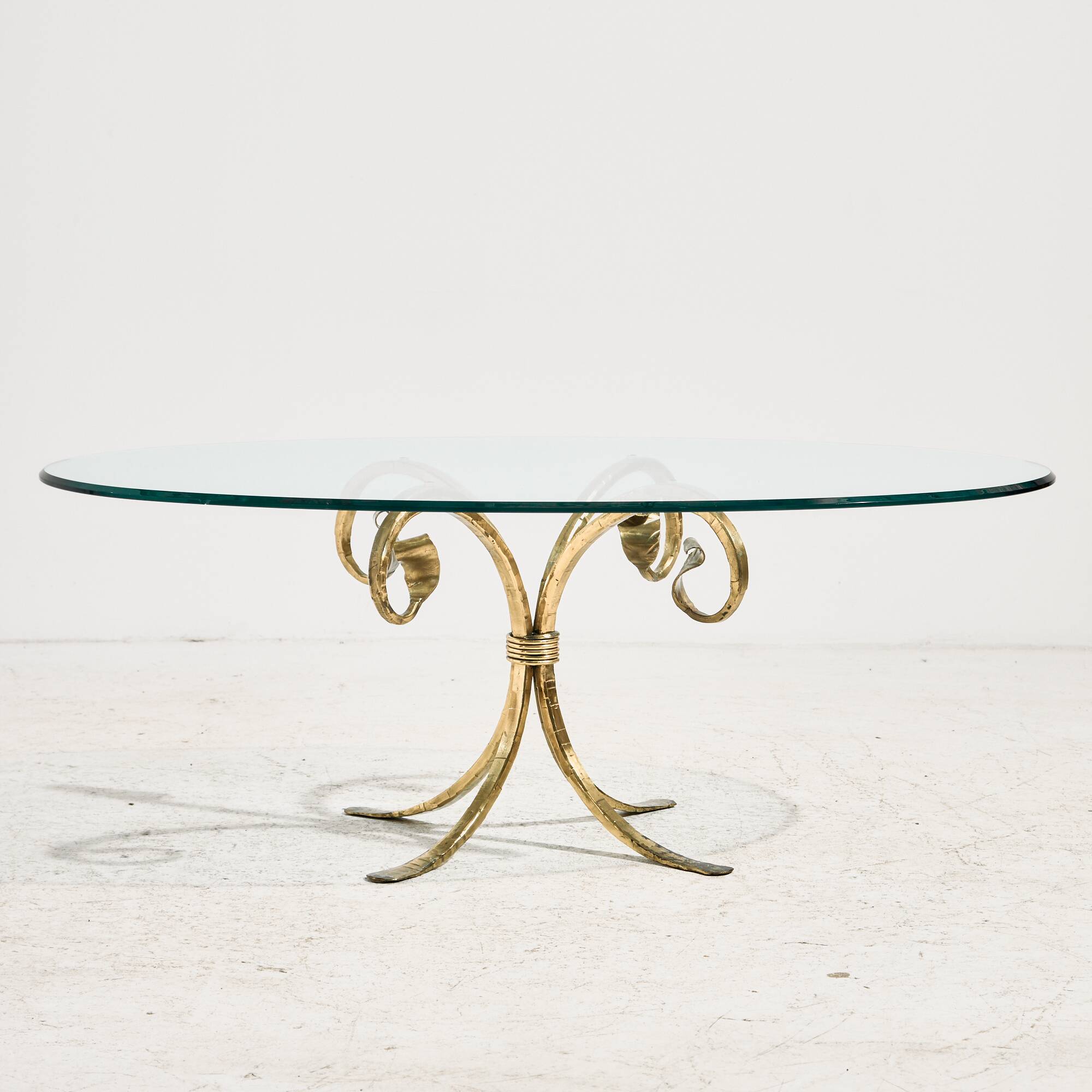 Table basse en laiton et verre