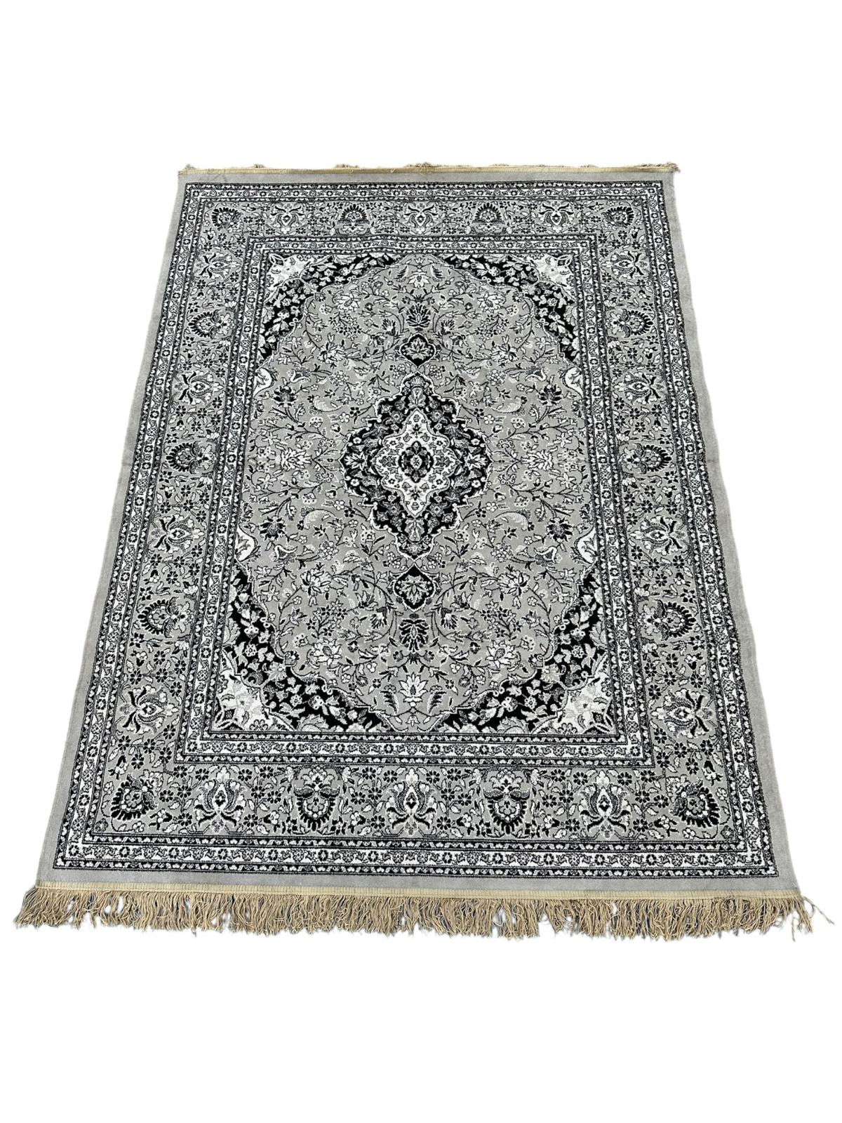 Oriental style rug 190cm x 140cm