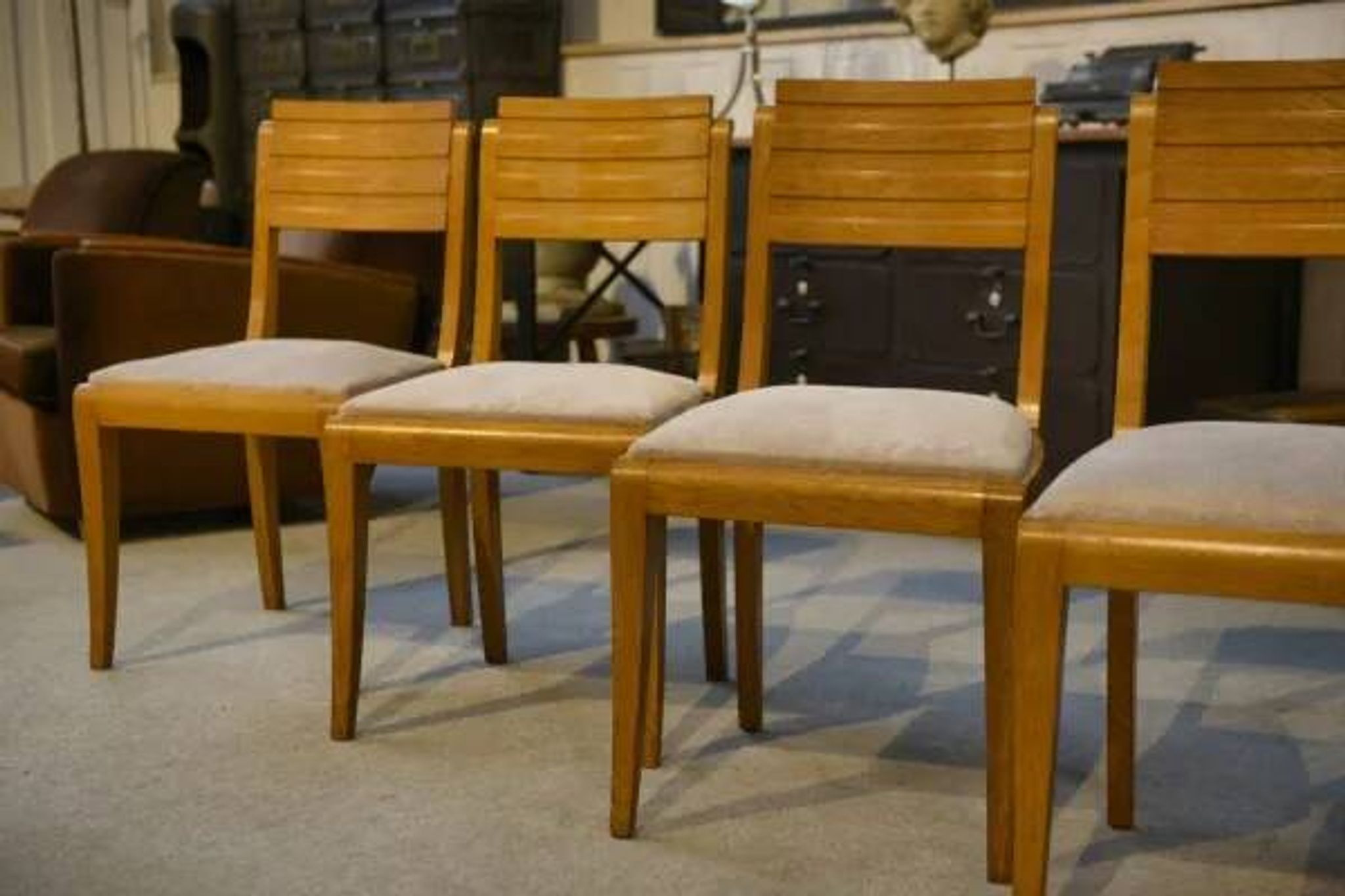 Ensemble de 6 chaises en chêne par Gaston Poisson 1940’s