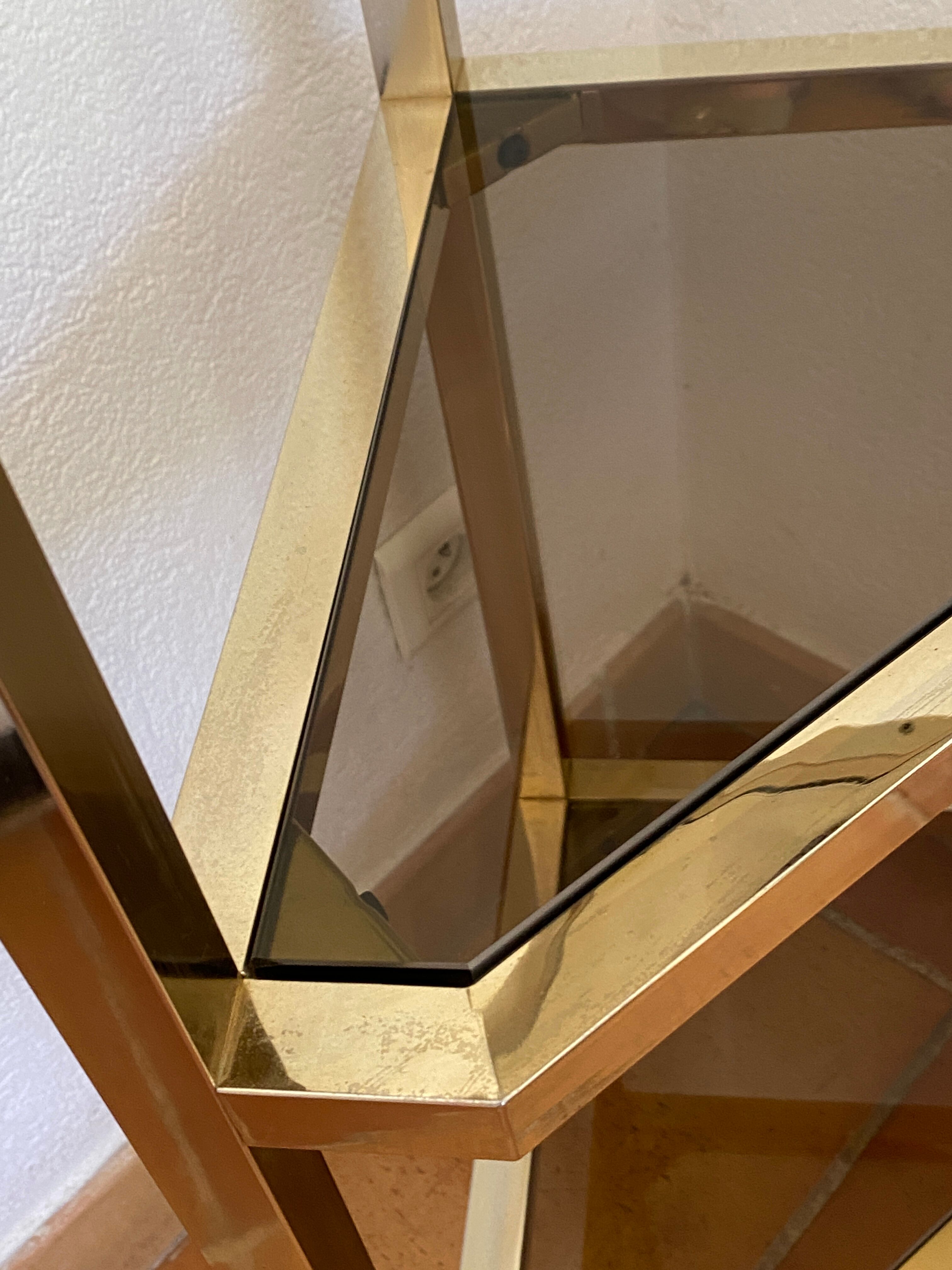 Console d’angle en laiton et verre fumés