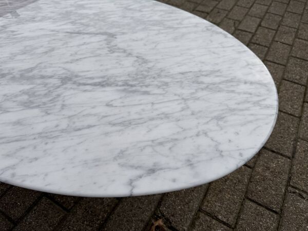 Table basse ovale originale Knoll Tulip Eero Saarinen Carrara