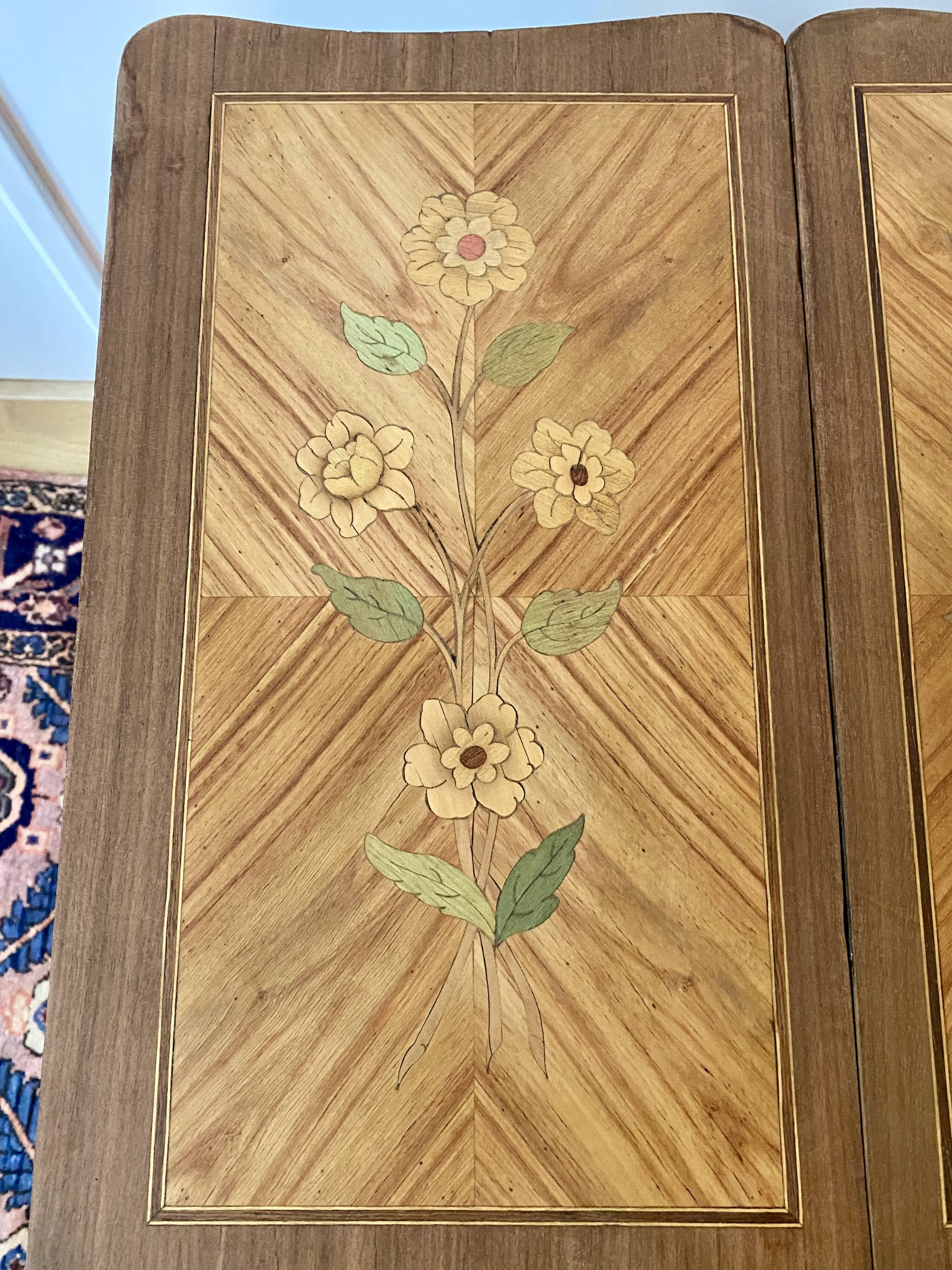 Coiffeuse en marqueterie de fleurs style Louis XV