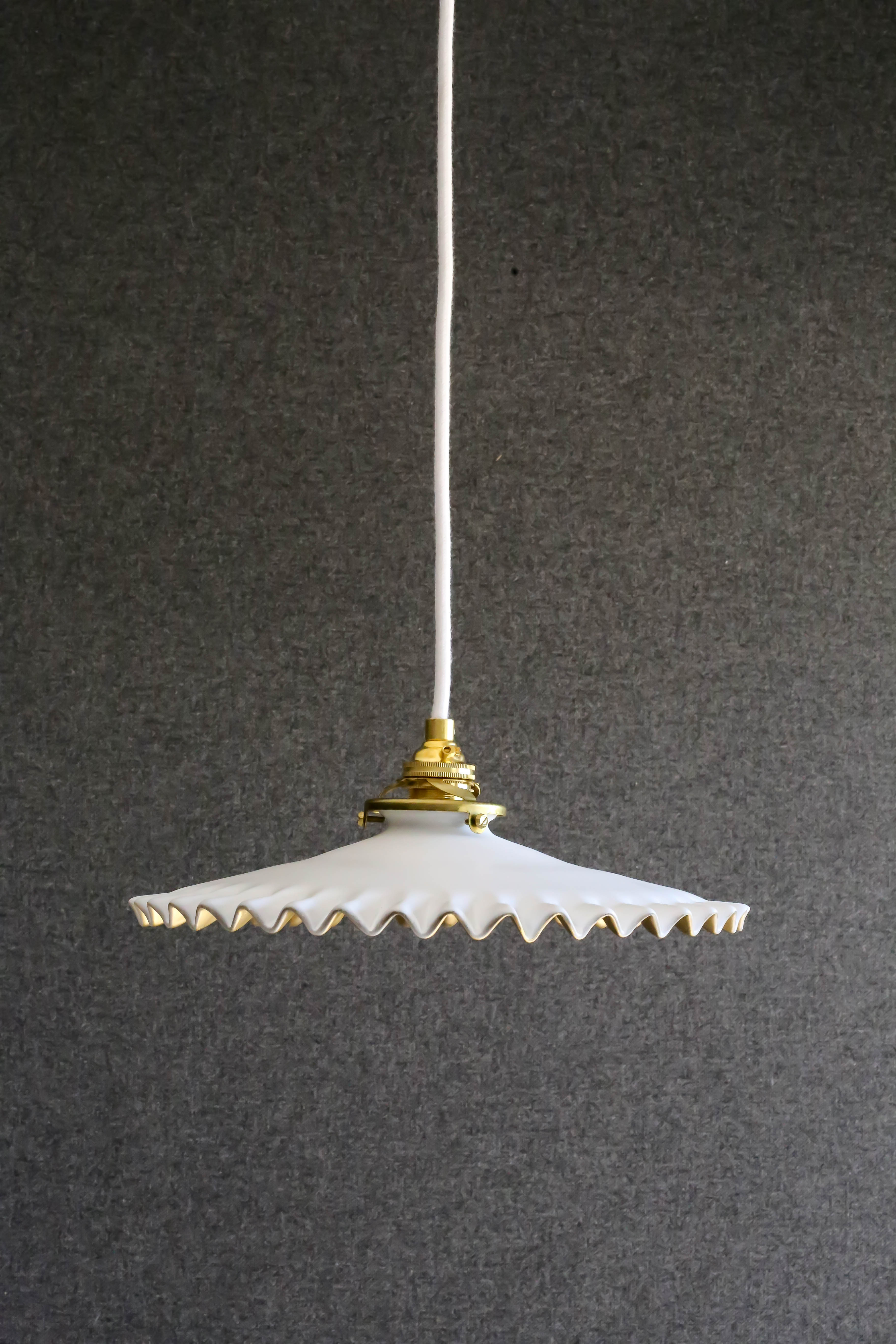 Antique suspension lamp in white and gold painted opaline delivered with cable, socket and brass claw