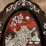 Plat de laque marquetes incrustations de nacre figurant 3 geishas / femmes devant un temple.
