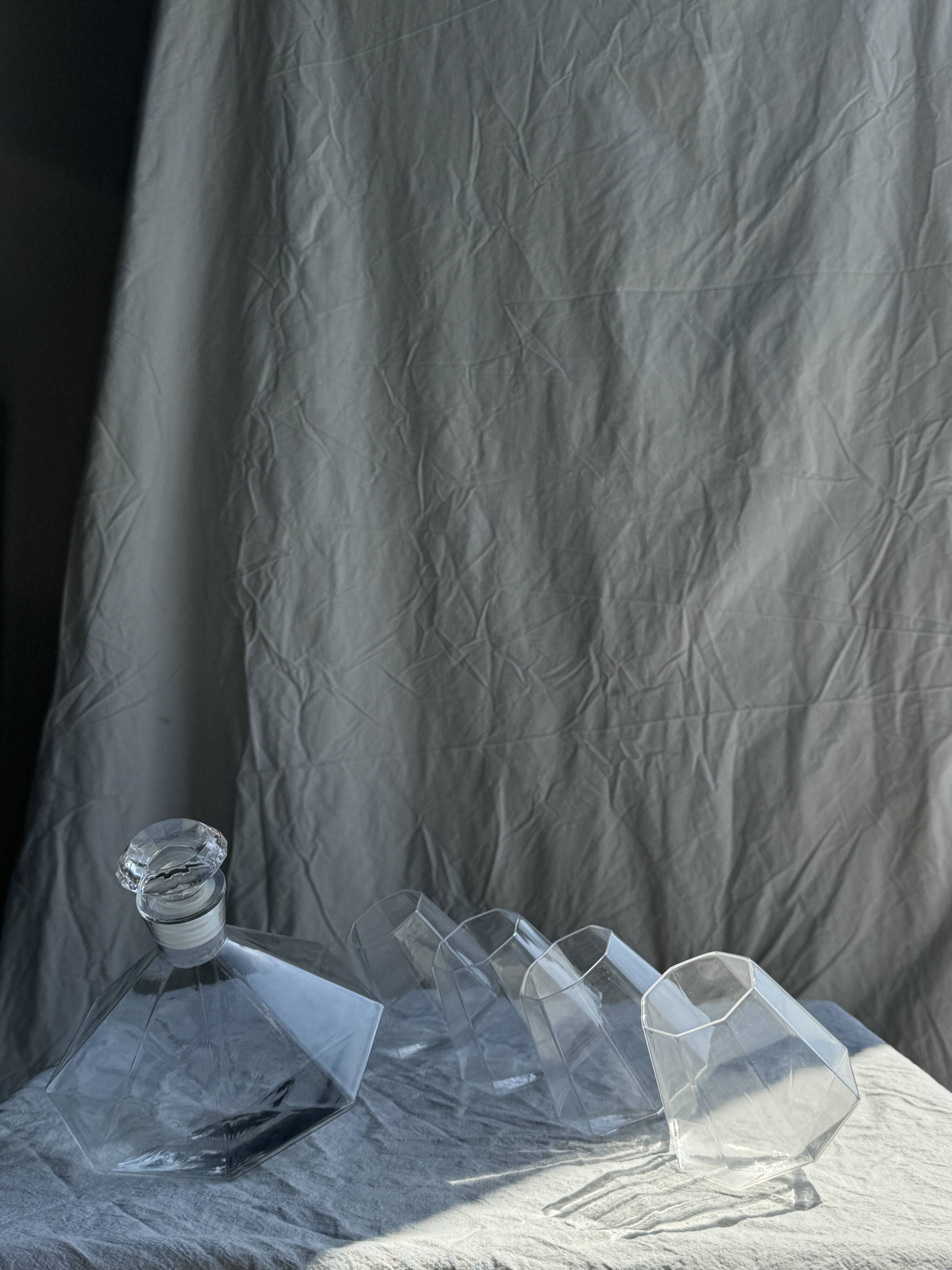 Small geometric carafe with diamond-shaped stopper and its 4 glasses