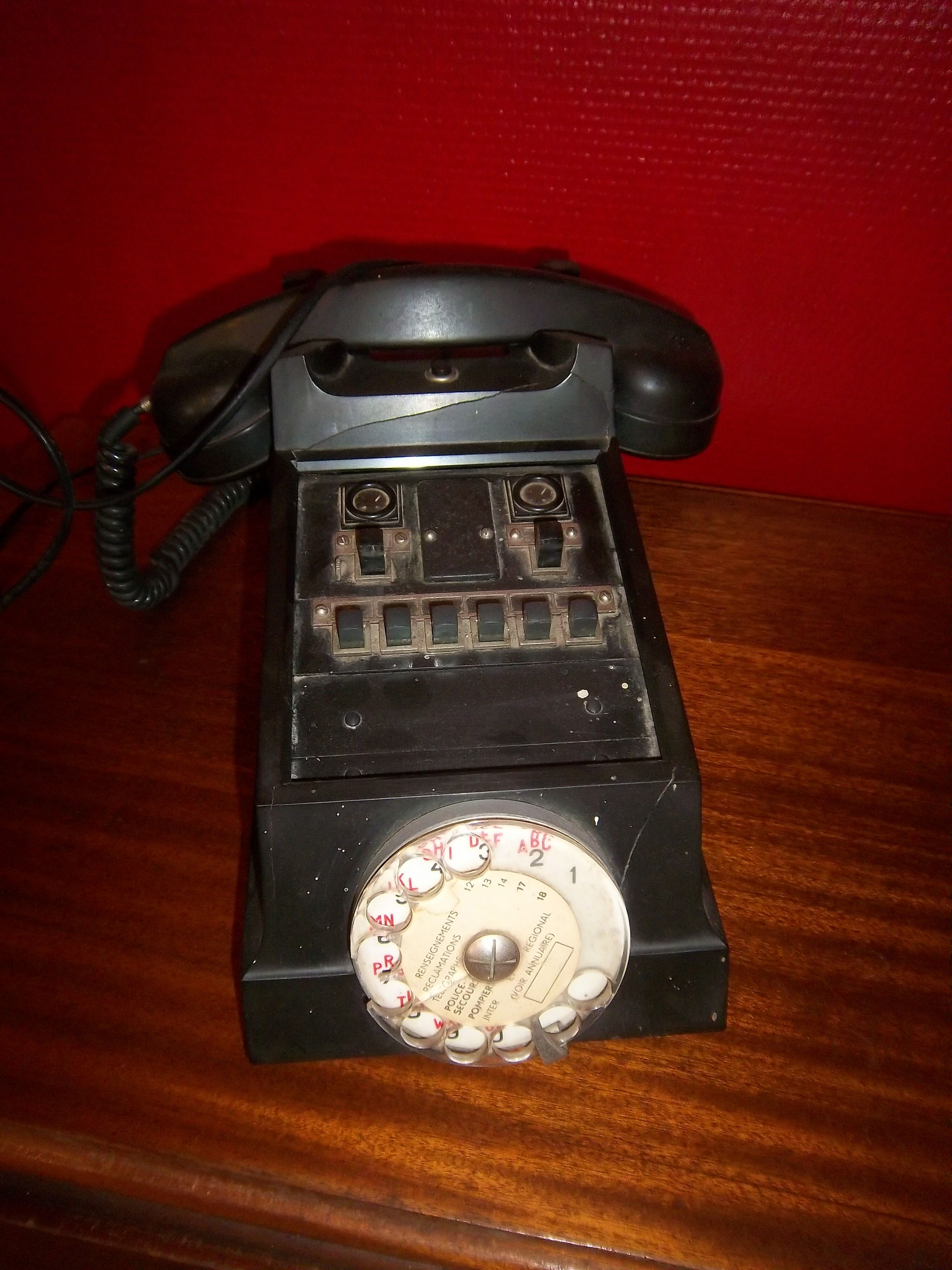 Téléphone en bakélite de 1950 (centrale téléphonique)