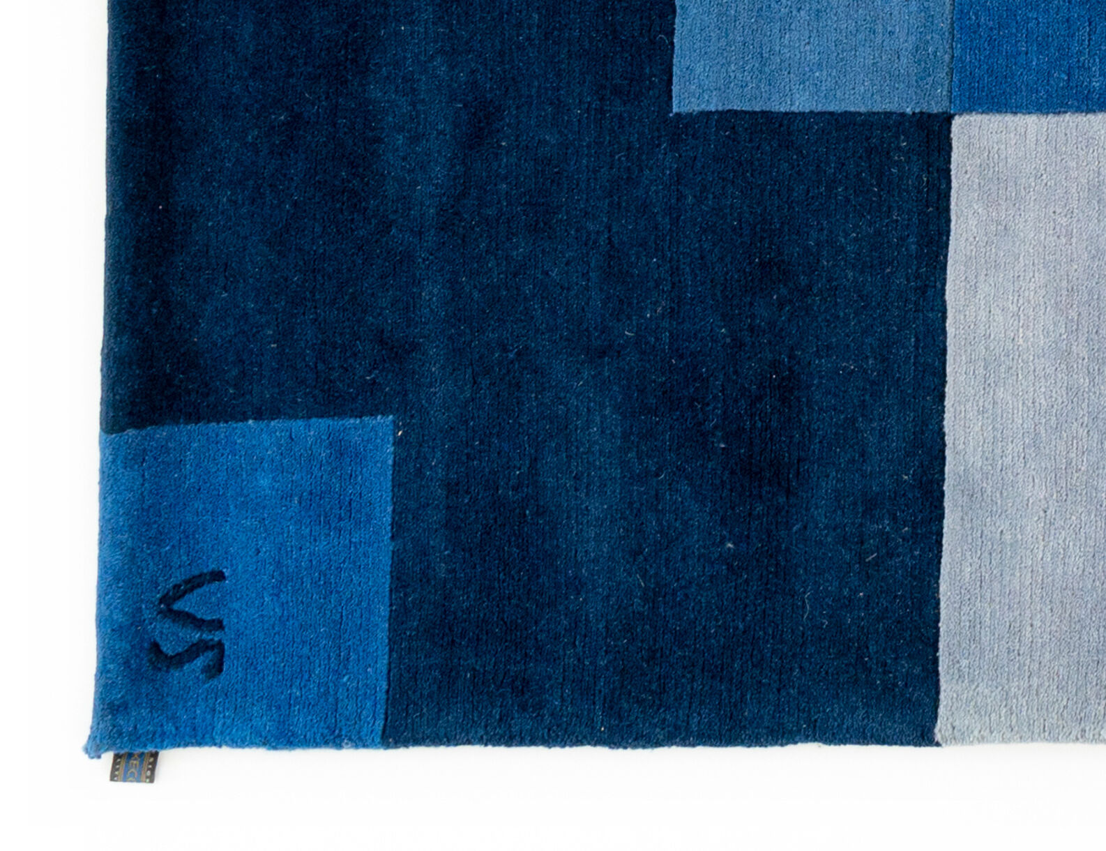 Hand knotted Scandinavian design rug by Veronica Seipel, signed. 194 x 146 cm (76 x 57 in)