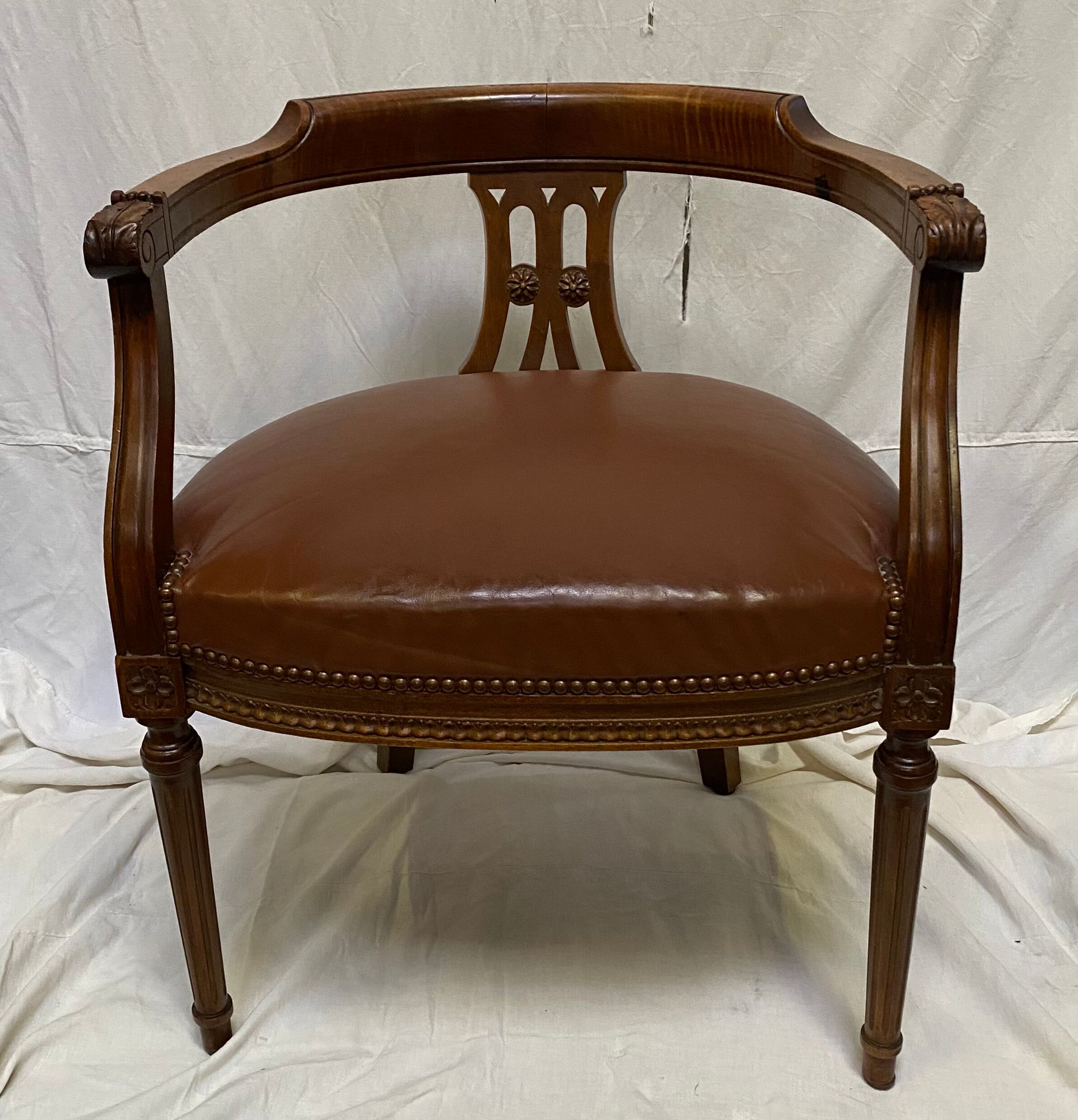 Fauteuil de bureau vintage en bois et cuir marron clouté