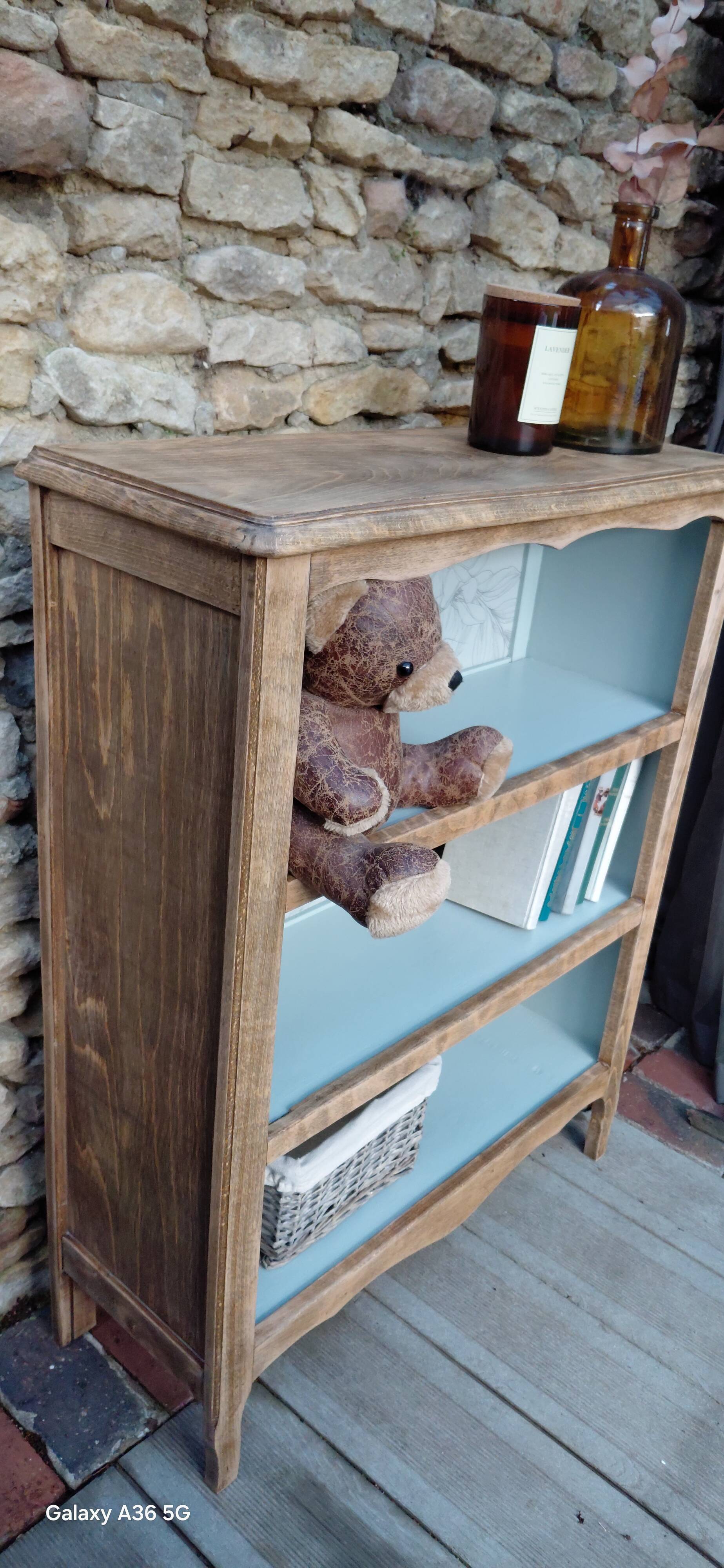 Small upcycled vintage bookshelf – Wood and floral background