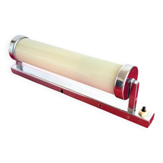 Functionalist wall lamp