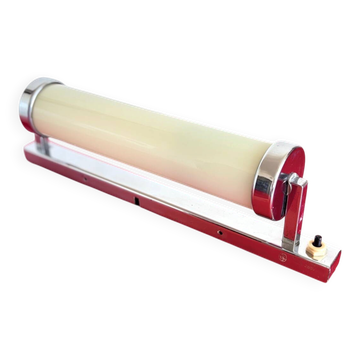 Functionalist wall lamp
