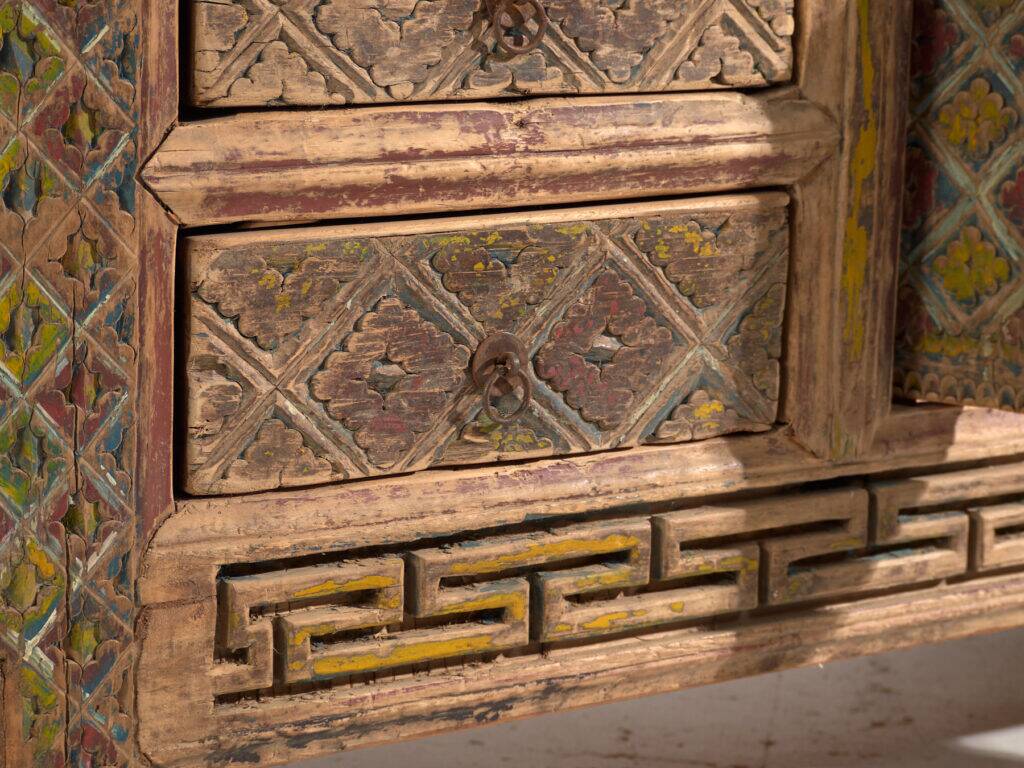 Buffet bas ancien chinois sculpté en sapin à panneaux ornés – Gansu, vers 1930