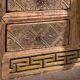 Buffet bas ancien chinois sculpté en sapin à panneaux ornés – Gansu, vers 1930