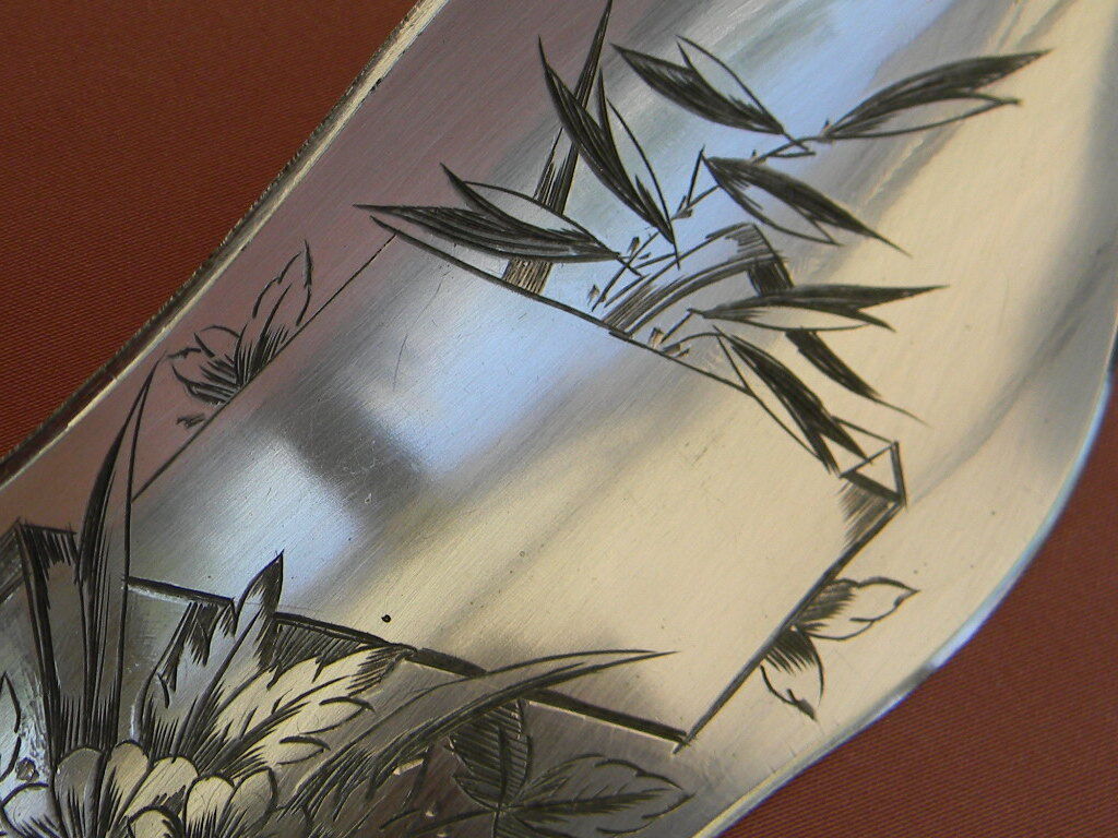 Pie shovel in silver metal