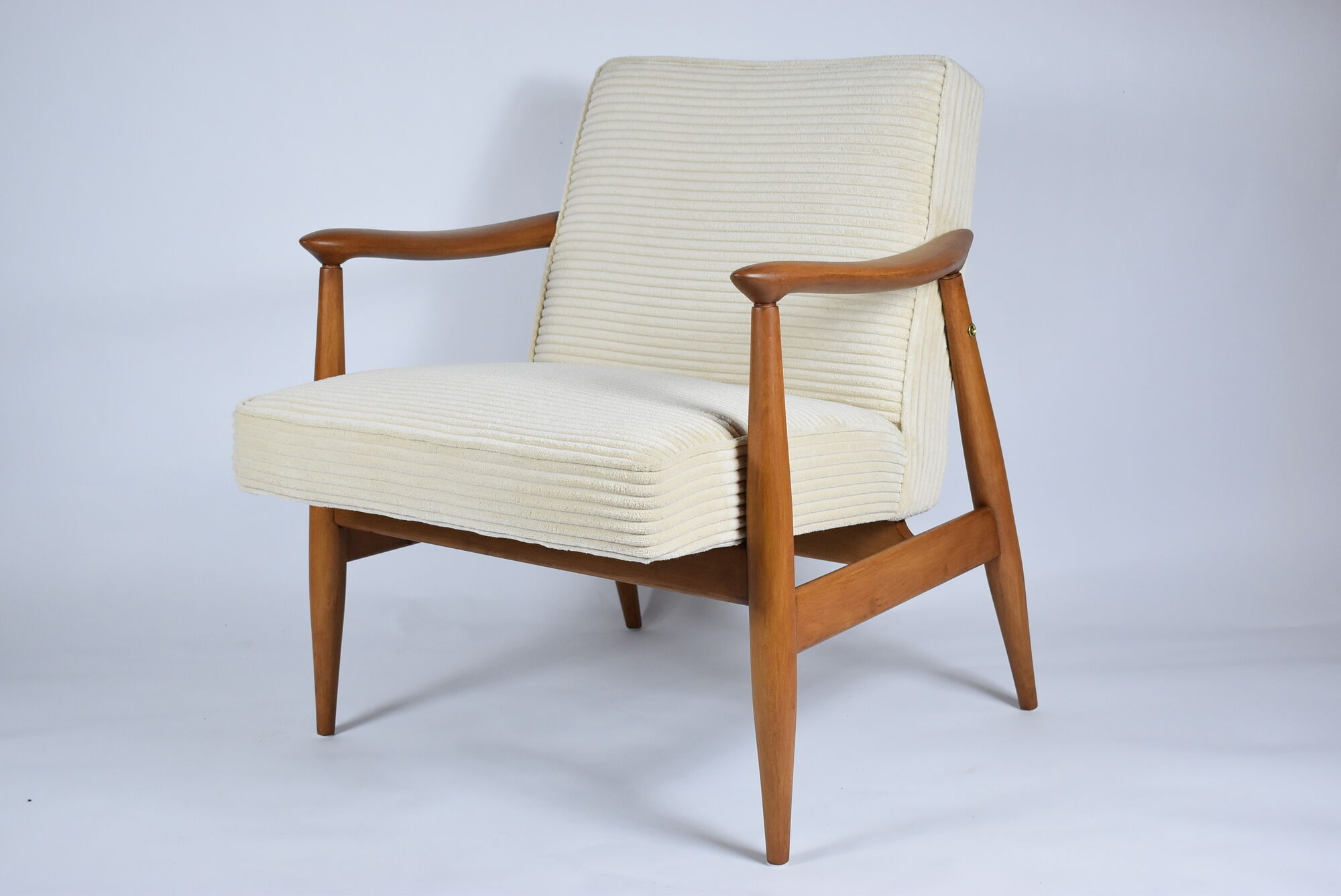 Fauteuil scandinave restauré « Kedziorek », années 1960, cordon crème, teck