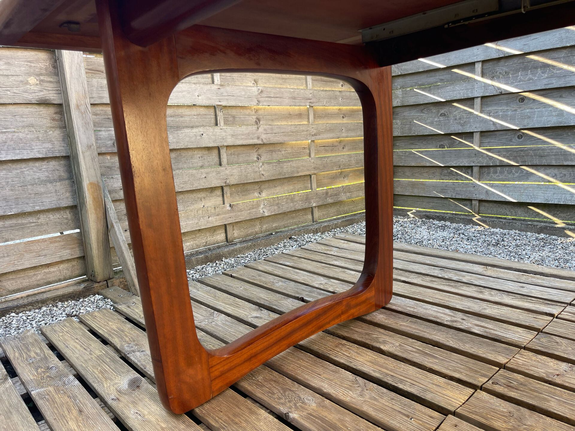 Table extensible en teck, pied traîneau