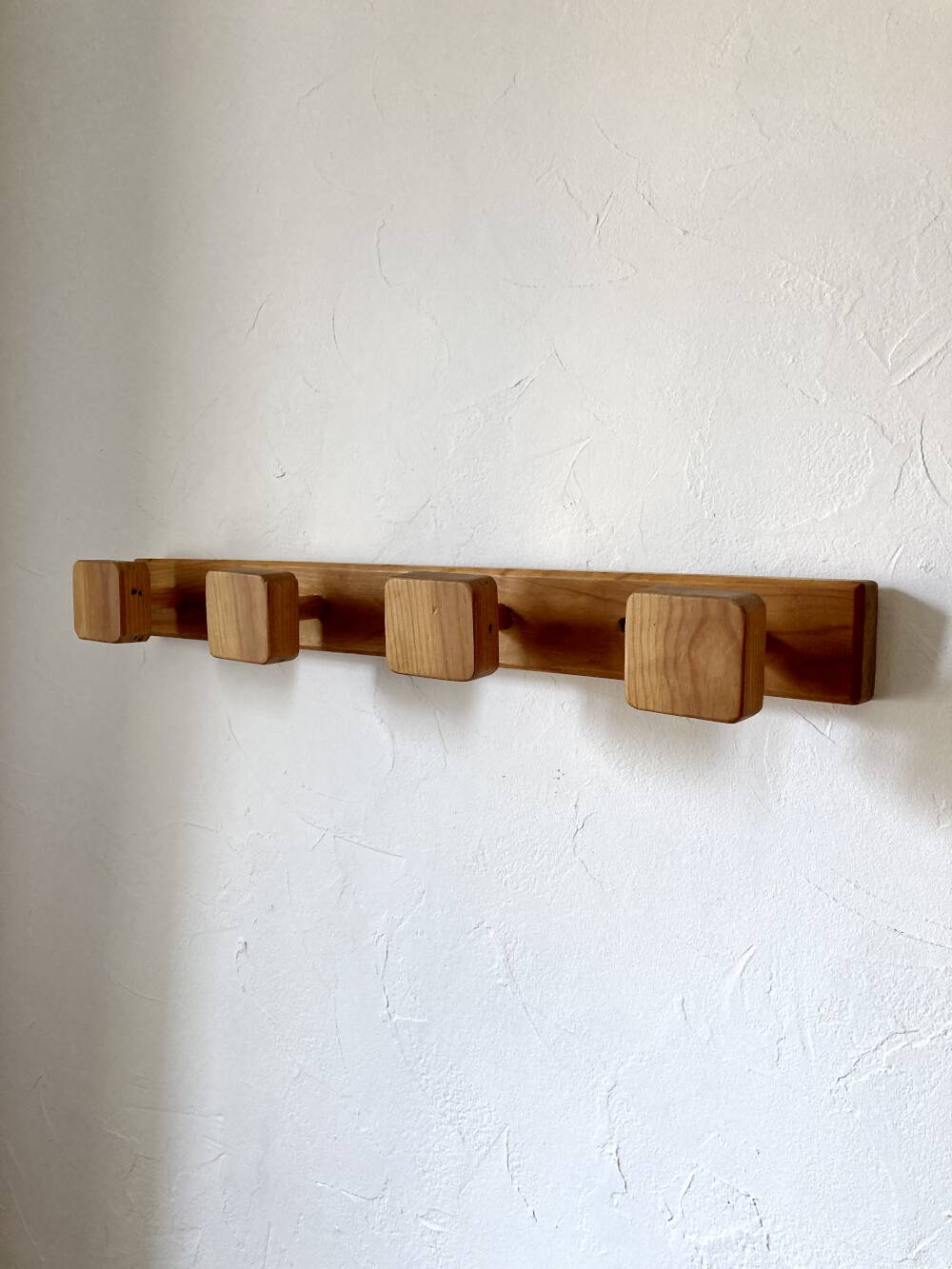 Wall-mounted coat rack with 4 wooden hooks