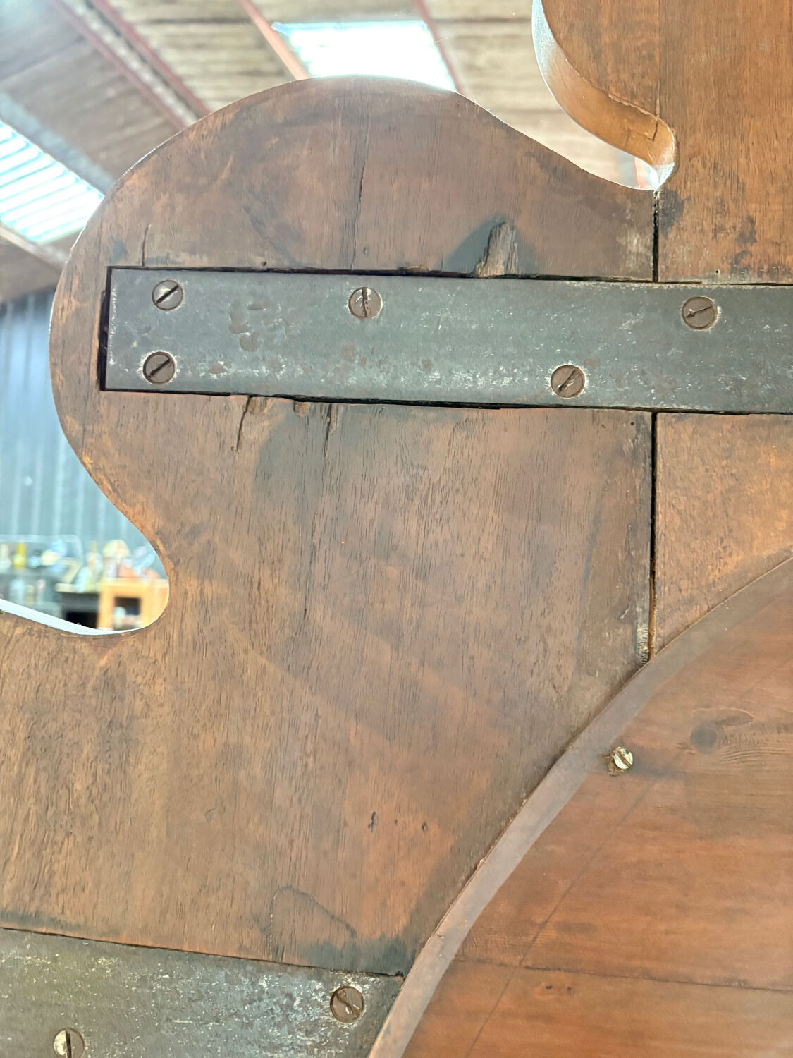 Grand porte-manteau Art Nouveau en bois sculpté – vers 1900