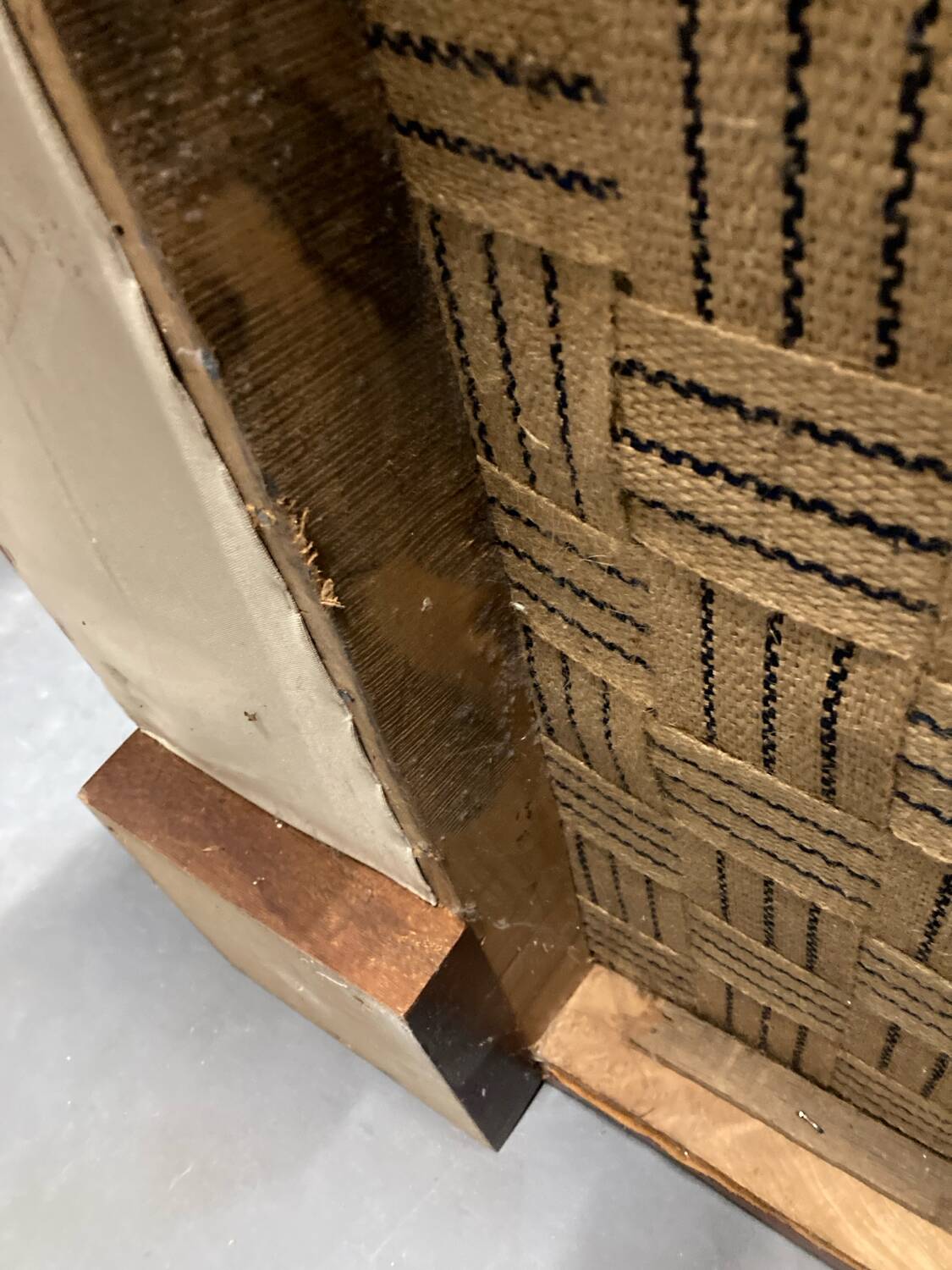 Paire de fauteuils Art Déco en cuir. Années 40.