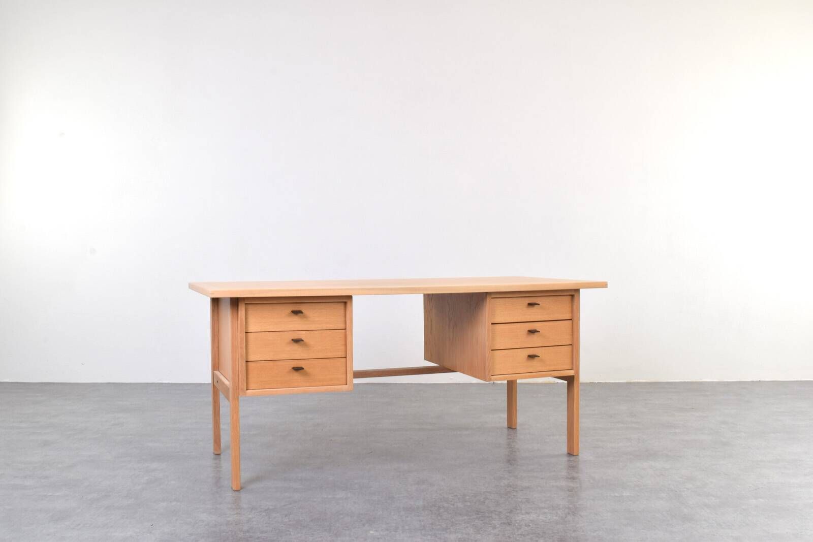 Mid-Century Oak Desk by Svend Åge Madsen for Sigurd Hansen, 1960s.