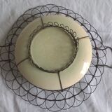 Assiette barbotine entourée fil de fer