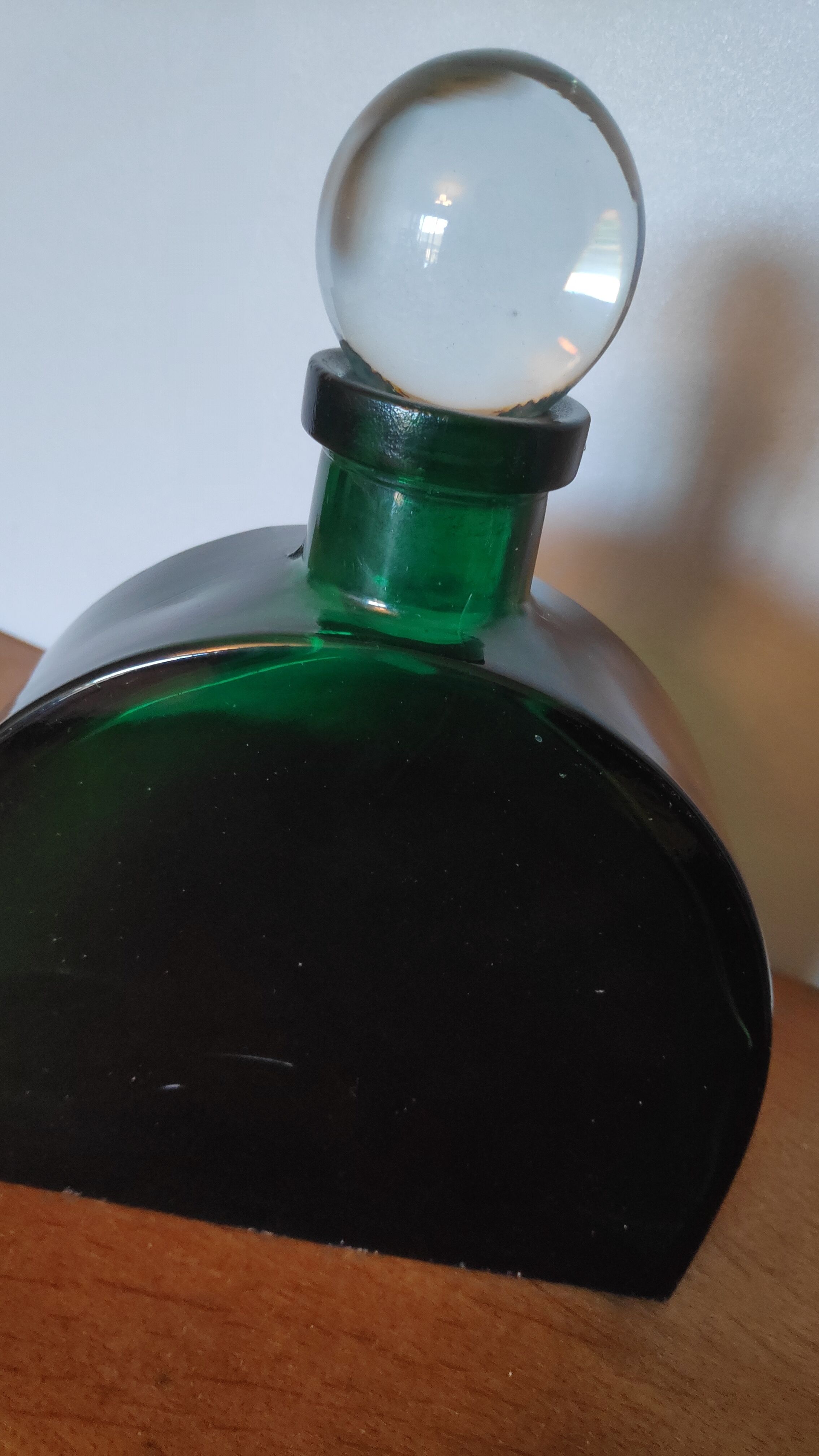Carafe verte avec bouchon transparent