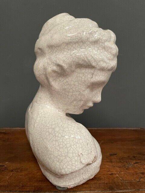 Sculpture en terre cuite émaillage blanc craquelé sujet féminin XXe