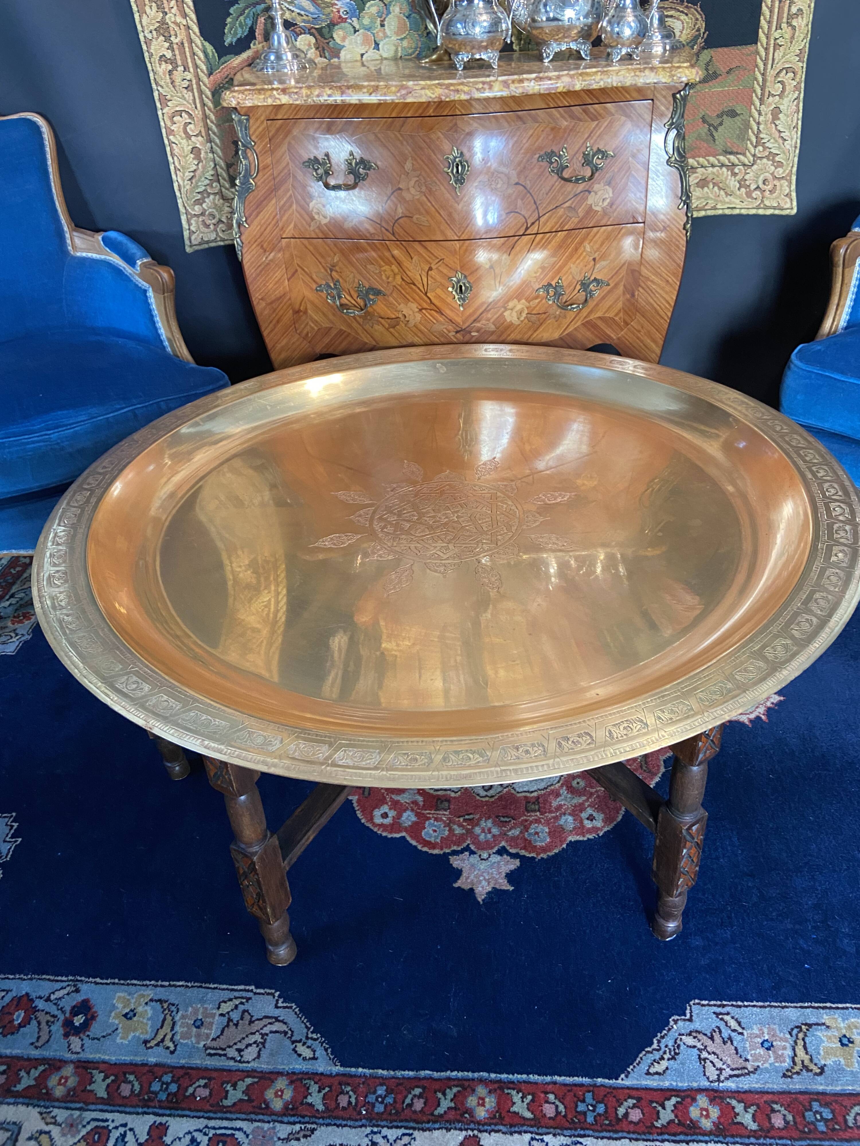 Very large coffee table with bronze top and chiseled decor, 100 cm