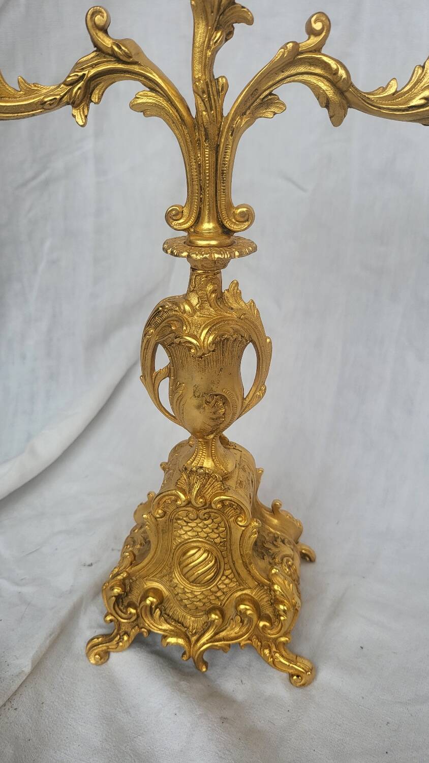 Paire de candélabres anciens en régule doré – style Louis XV – 41 cm