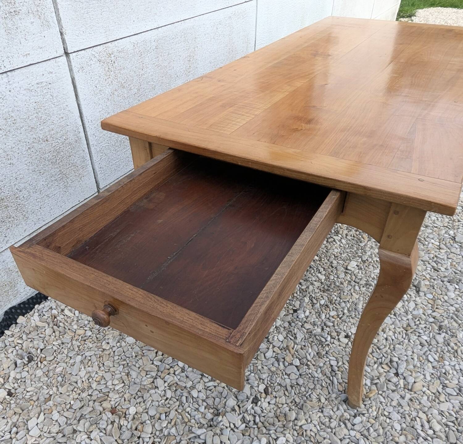 Provençal farmhouse table in blond cherry wood, Louis XV style.