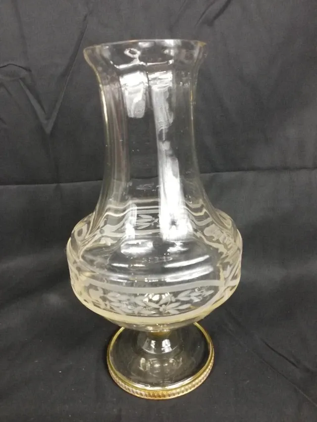 Vase en verre gravé sur pied