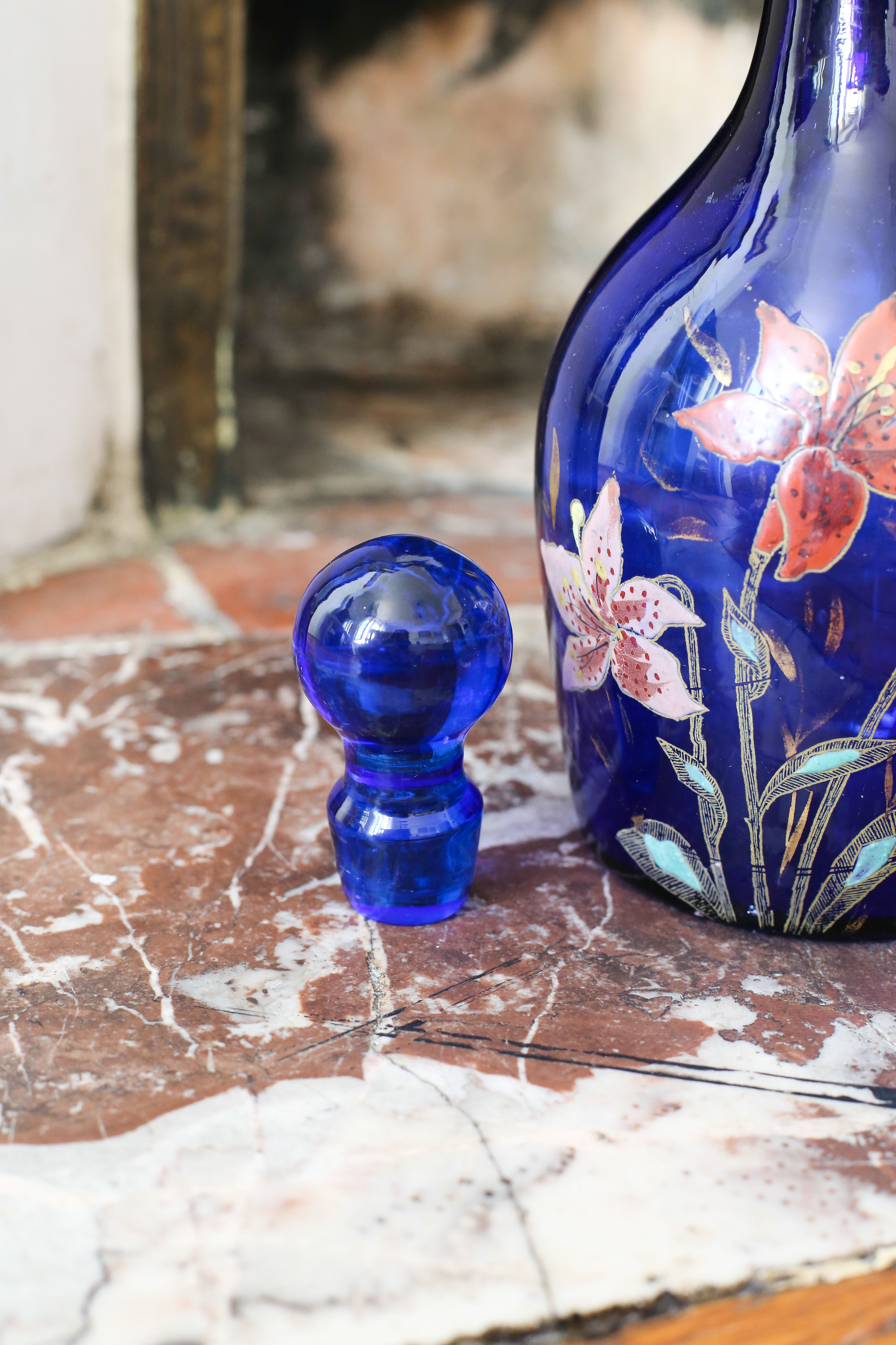 Legras vase en verre bleu marine émaillé à décor de fleurs de lys