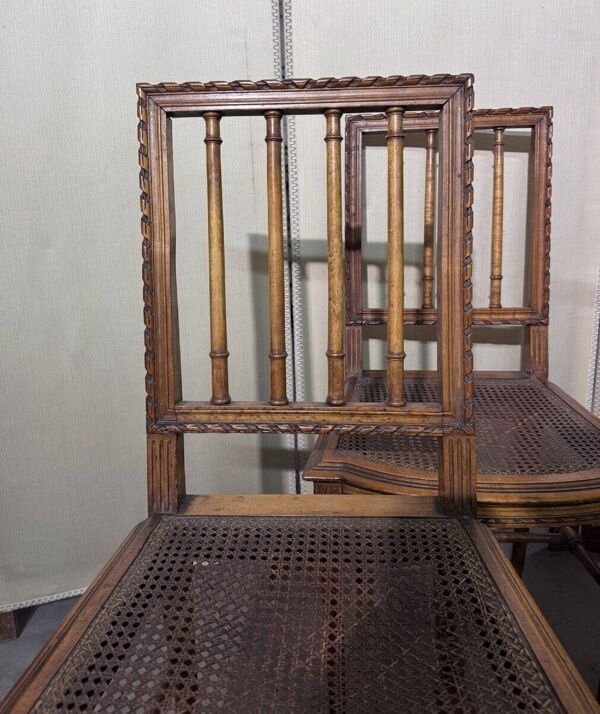 Série de quatre chaises style Louis XVI en bois sculpté