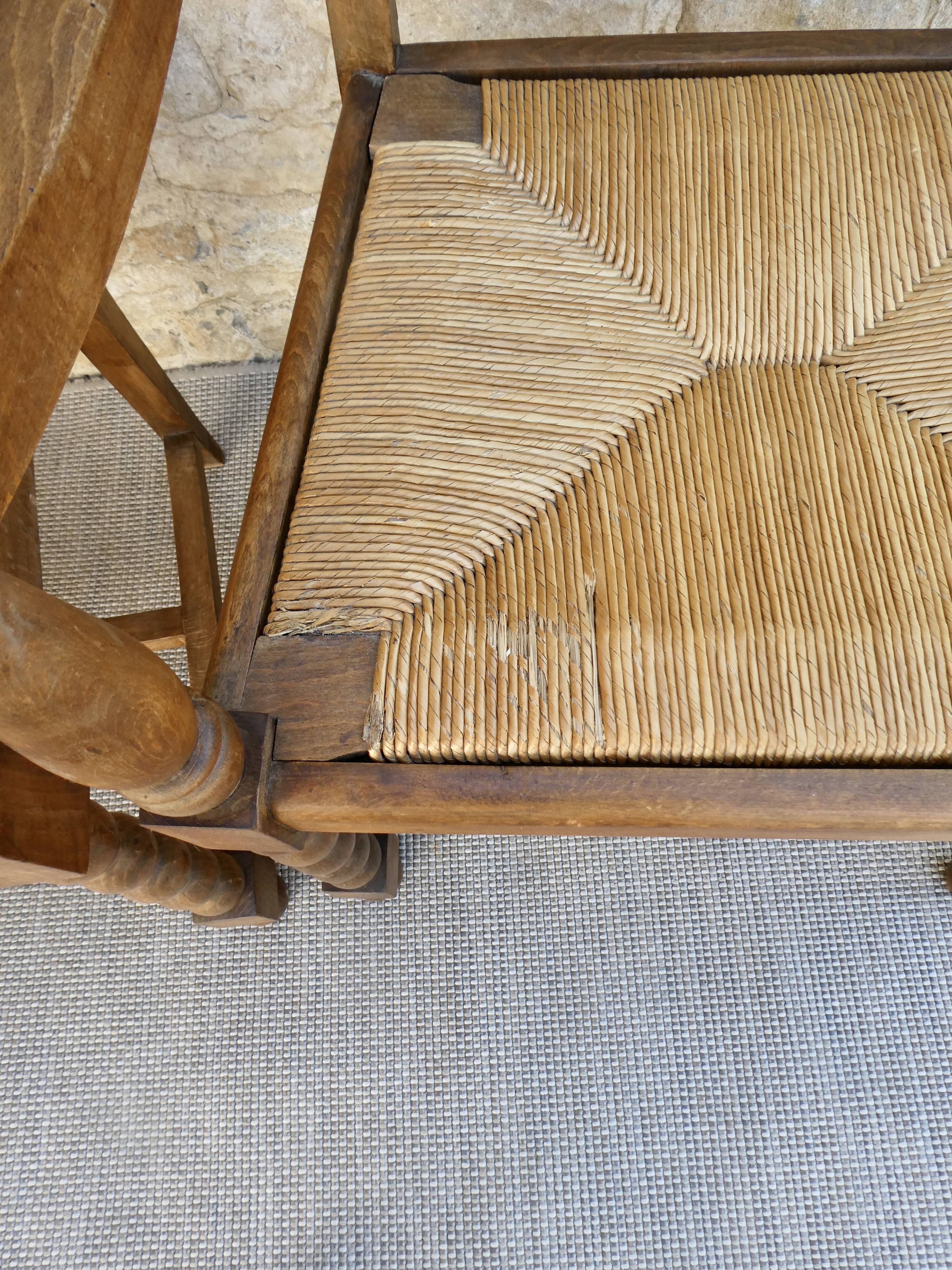 Paire de fauteuils néo-basques, en bois et assise paillée