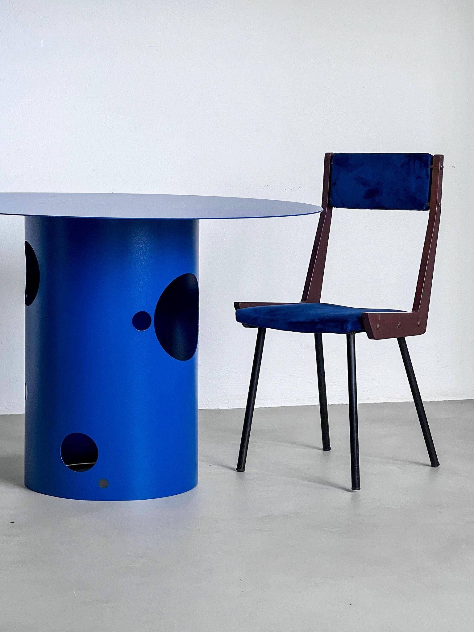 Table de salle à manger italienne contemporaine du XXIe siècle, silos, bleu électrique