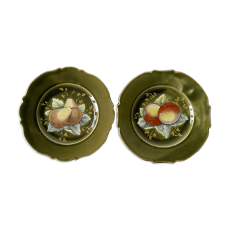 Assiettes en barbotine décorées de pommes et de poires