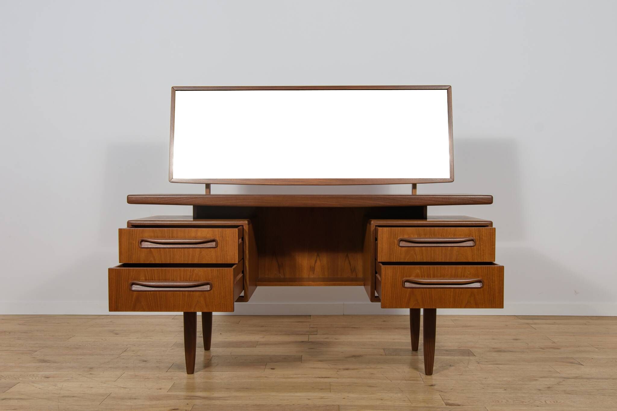 Table de maquillage en teck du milieu du siècle par Victor Wilkins pour G-Plan, Royaume-Uni, années 1960.