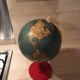 Globe terrestre ancien pied en bois