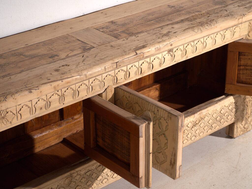 Buffet bas ancien sculpté en bois de sapin – Chine, vers 1900
