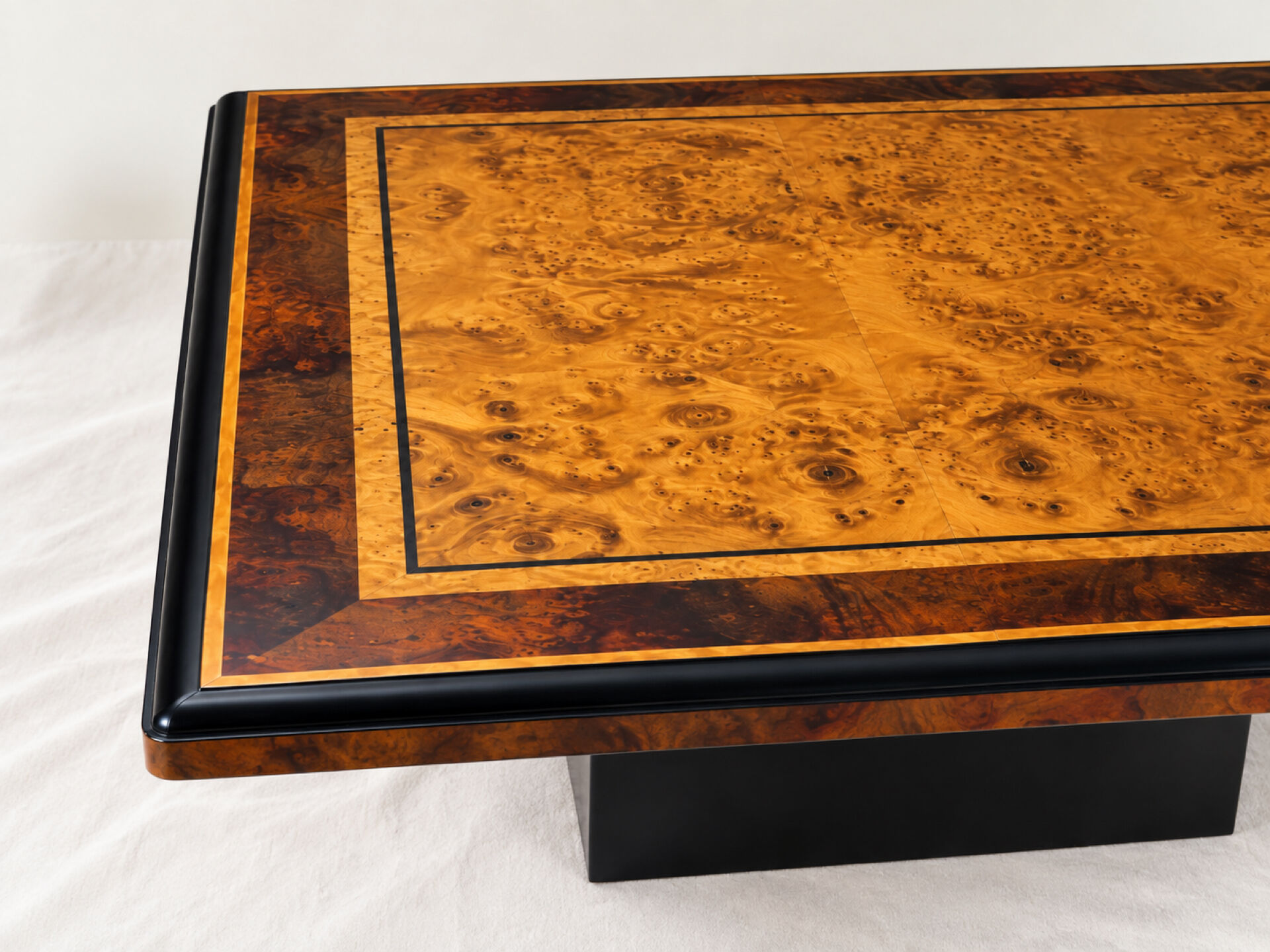 Table basse vintage en loupe d’orme et noyer, laque noire – années 70